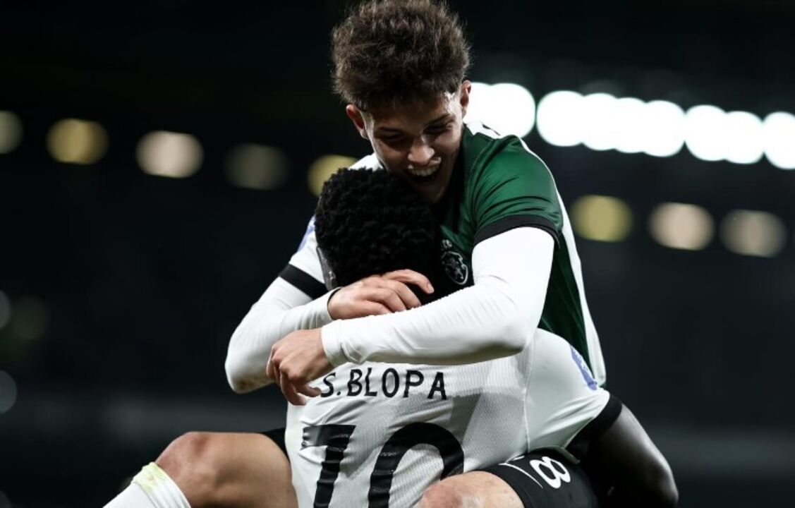 Flávio Gonçalves a festejar com Salvador Blopa