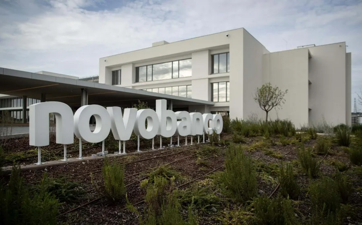 As buscas decorreram no mesmo dia em que foi assinado o acordo para a saída do Estado do capital da instituição.