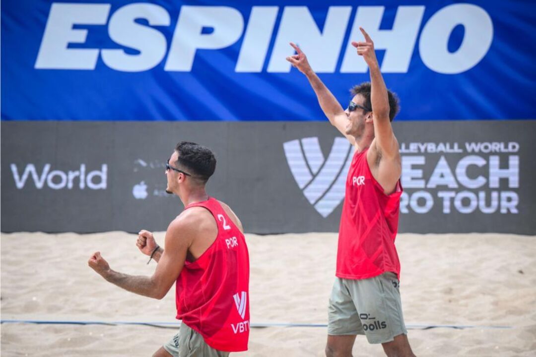 João Pedrosa e Hugo Campos disputam o Mundial de voleibol de praia em Adelaide.
