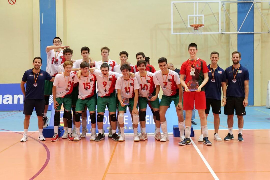 Seleção sub-18 masculina de voleibol prepara torneio WEVZA em Portugal