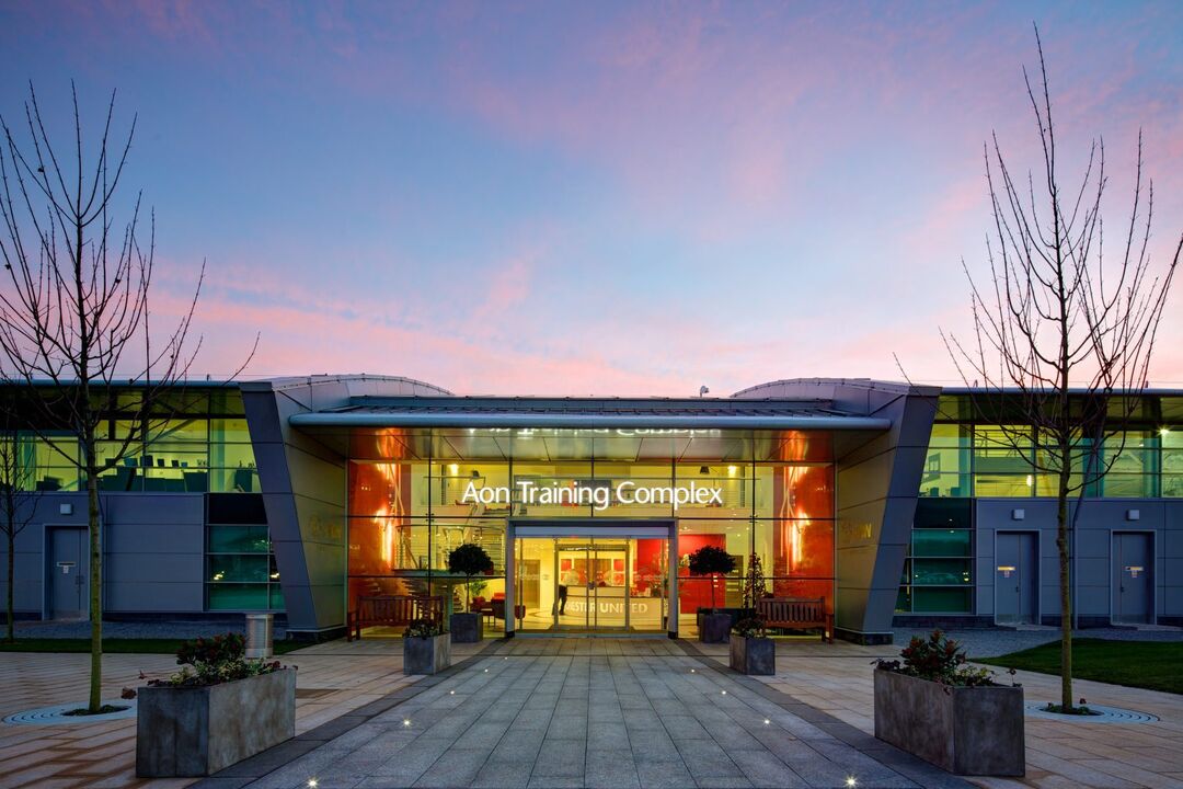 Adepto invade o centro de treinos Carrington, do Manchester United.

