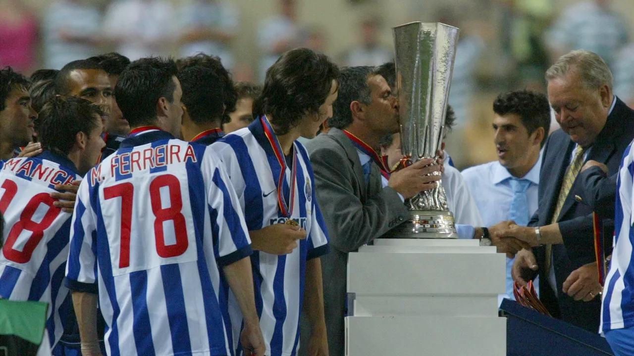 Mourinho e jogadores do FC Porto celebram a conquista da Taça UEFA em Sevilha, frente ao Celtic.