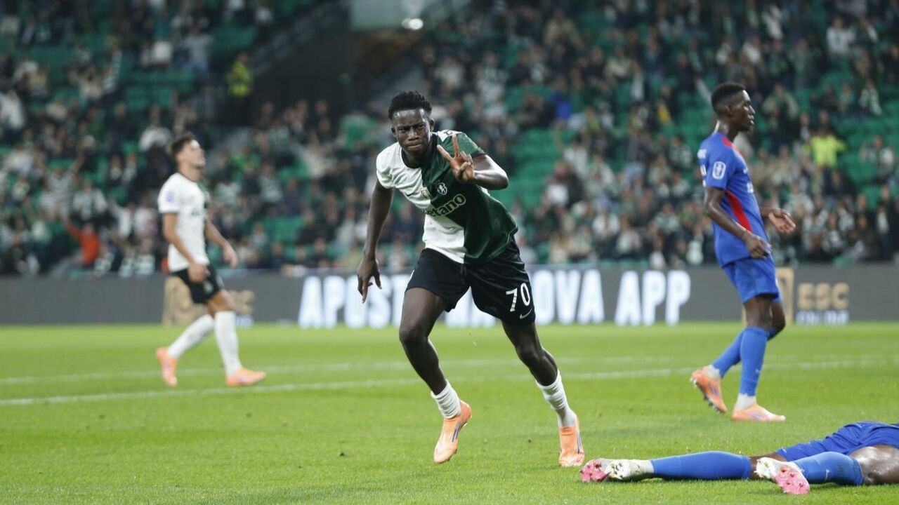 Jogador celebra golo num jogo de futebol