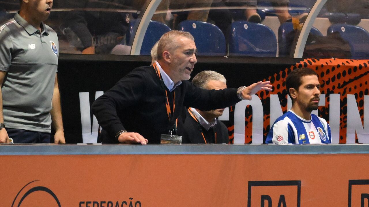 Paulo Freitas, treinador do FC Porto, preocupado após a derrota na Luz