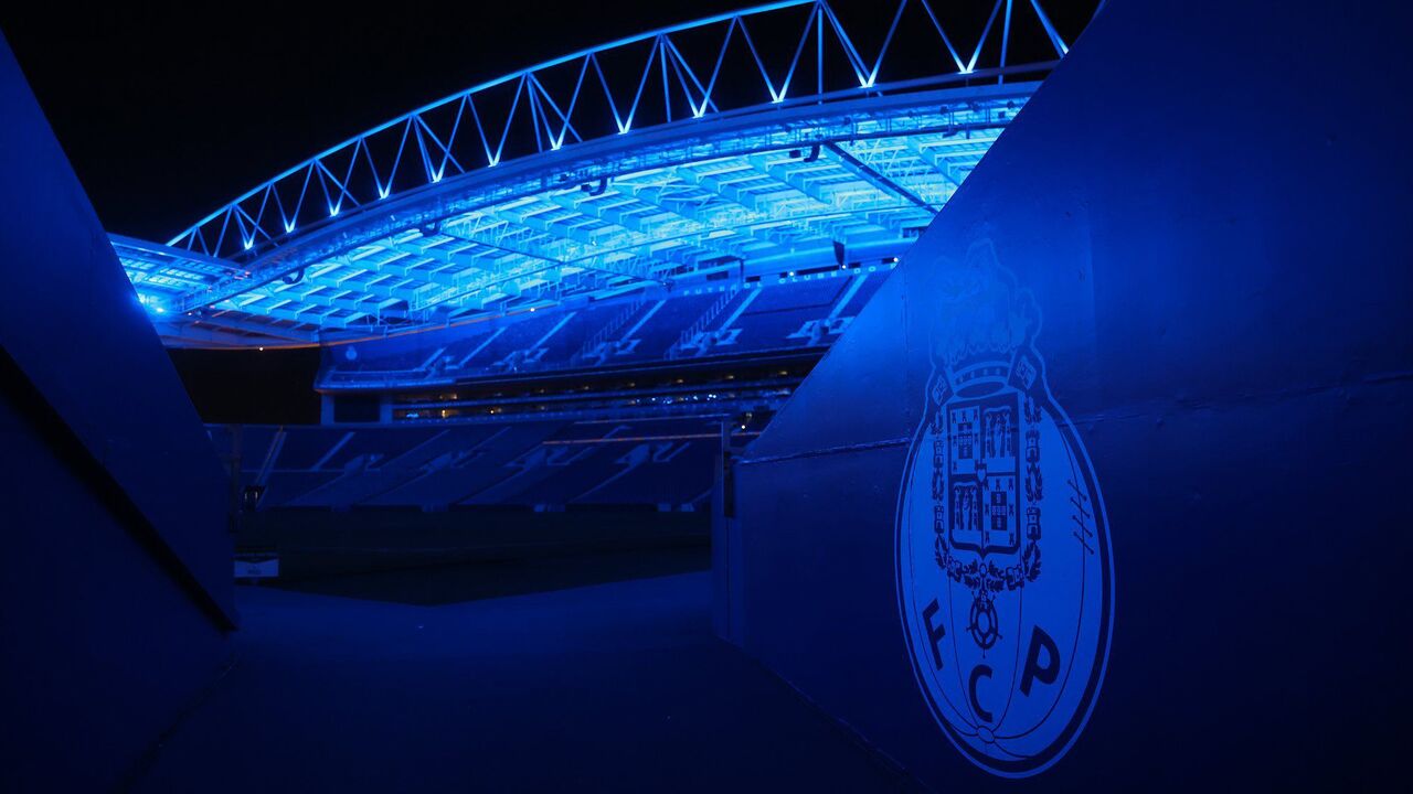 Estádio do Futebol Clube do Porto iluminado a azul