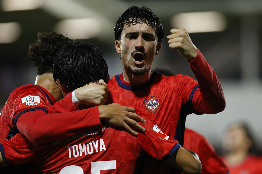 Jogadores da Oliveirense festejam golo contra o FC Porto B em Oliveira de Azeméis