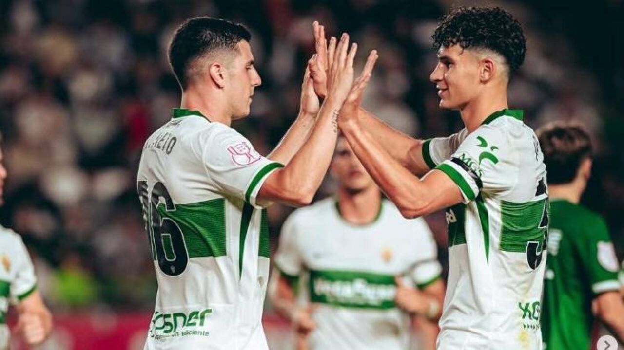 Martim Neto a festejar com um companheiro de equipa