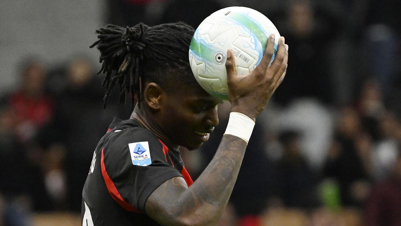 Rafael Leão com queixas na anca levanta a bola