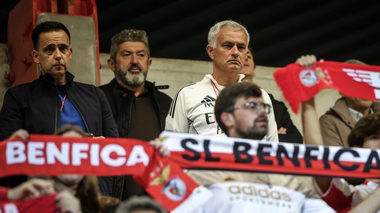 José Mourinho (à direita) e Mário Branco (à esquerda) no Seixal a assistir à equipa B do Benfica