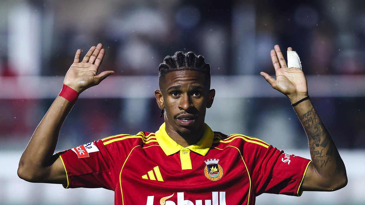 André Luiz, jogador do Rio Ave, agradece apoio dos adeptos após ser premiado