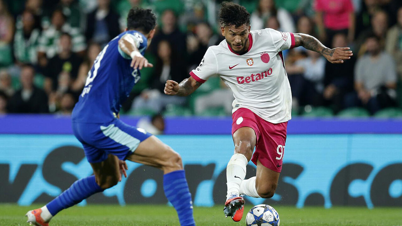 Suárez, jogador do Estoril, enfrenta defesa do Alverca