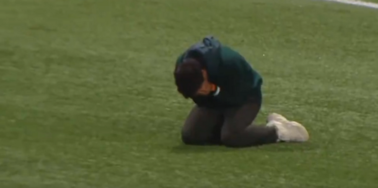 Abel Ferreira ajoelha-se, emocionado, após vitória na Libertadores.
