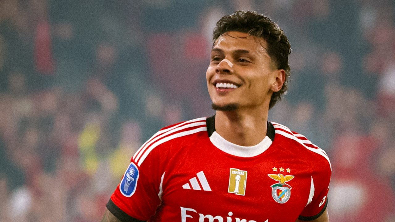 Richard Ríos celebra com os adeptos após assistência para Lukebakio