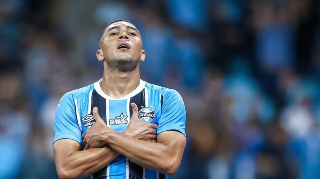 Carlos Vinícius regressou ao Brasil para representar o Grémio