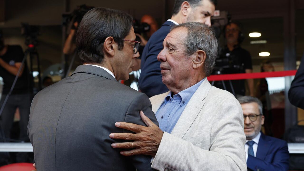 Humberto Coelho (à direita) e Rui Costa (à esquerda) cumprimentam-se