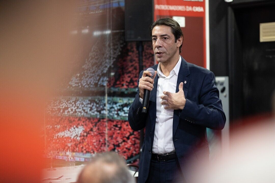 Rui Costa discursa aos sócios e adeptos na Casa do Benfica em Coimbra