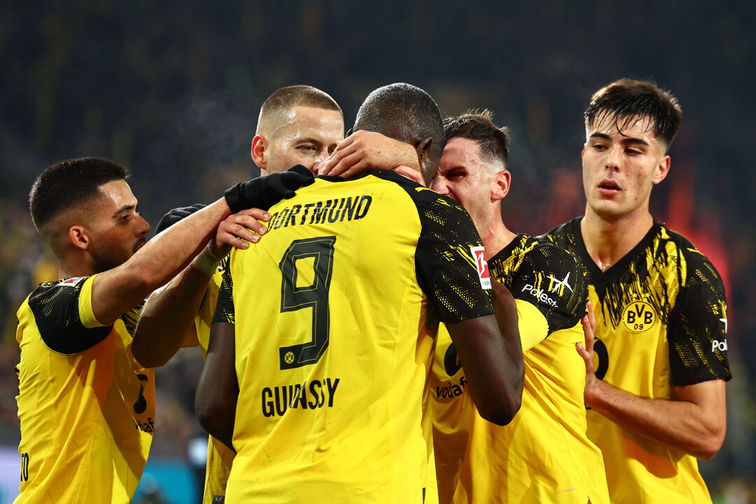 Guirassy marca, Dortmund vence Augsburgo e sobe ao 2.º lugar na Bundesliga