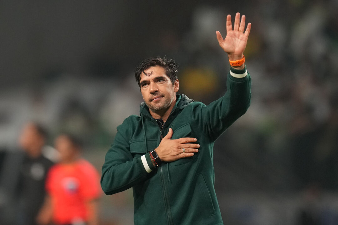 Abel Ferreira, técnico do Palmeiras, emociona-se após garantir vaga na final da Libertadores