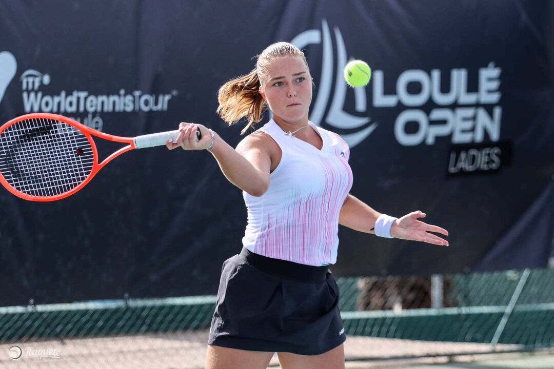 Tenista compete no Loule Open Ladies do World Tennis Tour