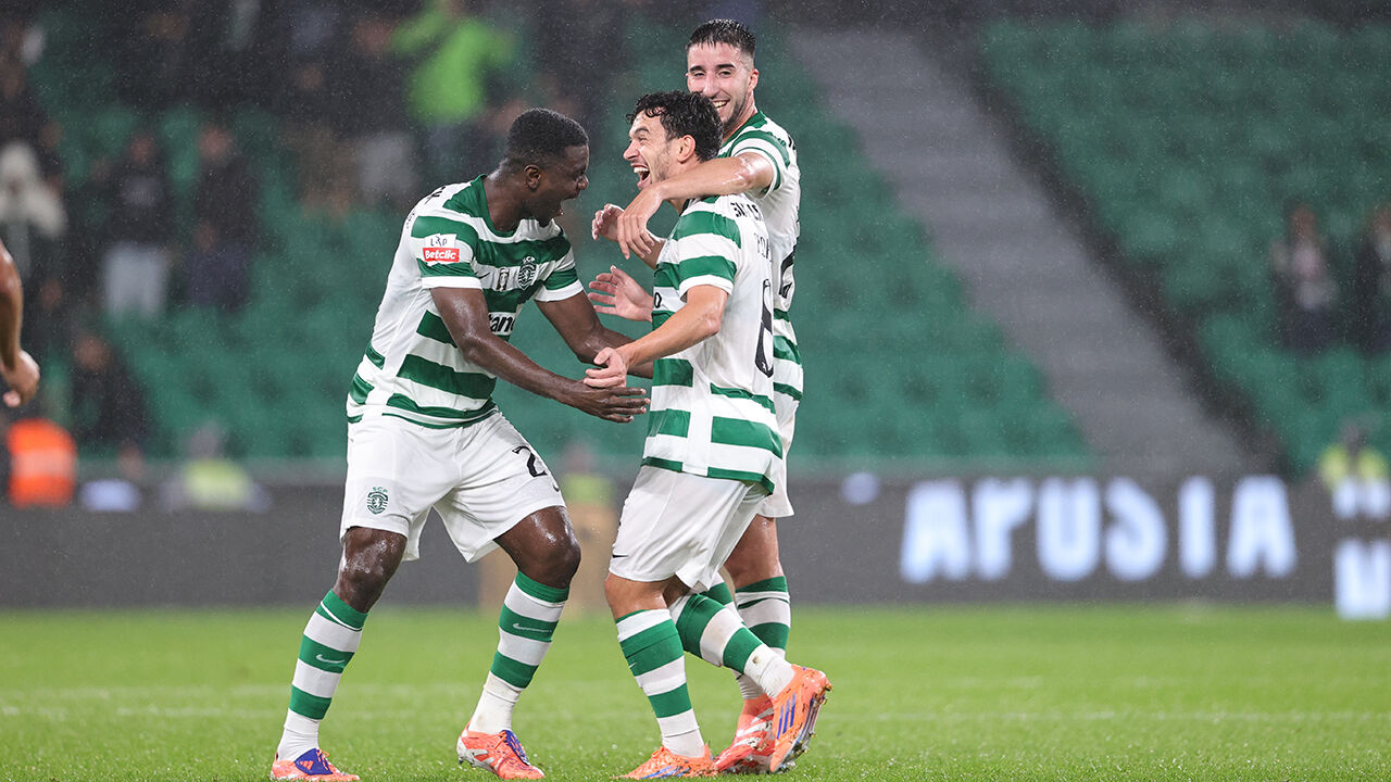 Jogadores do Sporting celebram vitória contra o Alverca, com destaque para Pote e Ioannidis