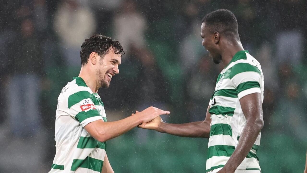 Jogadores de futebol celebram um golo durante o jogo