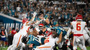 Jogo de futebol americano com jogadores dos Chiefs e Jaguars