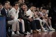 O ator Jackie Chan e David Beckham assistem ao jogo de pré-época da NBA entre os Suns e os Nets, em Macau