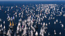 Mar com barcos à vela durante competição náutica