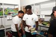 Heitor e Mesaque Djú ajudaram a preparar diversos cabazes