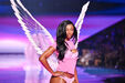 Angel Reese no desfile da Victoria's Secret
