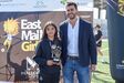 Atleta recebe troféu no East Mallorca Girls Cup com patrocinadores locais
