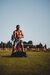 Atleta treina com corda e saco de peso para West Fitness Race em Mafra