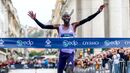 Atleta cruza a meta na Maratona de Lisboa e comemora a vitória