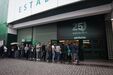 Fila de sócios à entrada do Estádio José Alvalade para receber os emblemas