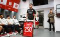 Otamendi homenageado no balneário do Benfica após 250 jogos