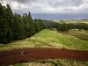 Corredor na prova Triangle Adventure, com paisagem dos Açores como pano de fundo
