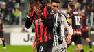 Rafael Leão leva as mãos à cabeça durante o Juventus-Milan