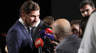 André Villas-Boas discursa para jornalistas com microfones