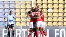 Jogadoras do Benfica festejam durante o jogo com o Valadares