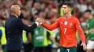 Roberto Martínez e Cristiano Ronaldo à conversa junto ao banco de suplentes de Portugal