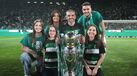 Mário Borges (à direita na foto) posa com a restante família com o troféu da Liga Betclic conquistado pelo pai na época passada