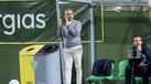 Treinador aplaude durante jogo de futebol