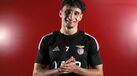 Lúcio Rocha, jogador do Benfica, sorri com a camisola número 7