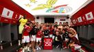 Otamendi homenageado no balneário do Benfica após 250 jogos