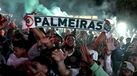 Fãs do Palmeiras celebram durante o jogo contra a LDU Quito
