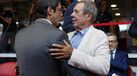 Humberto Coelho (à direita) e Rui Costa (à esquerda) cumprimentam-se