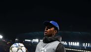 Isago Silva, filho de Thiago Silva, foi apanha-bolas no Chelsea-Benfica