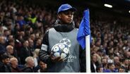 Isago Silva, filho de Thiago Silva, foi apanha-bolas no Chelsea-Benfica