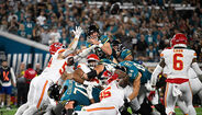Jogo de futebol americano com jogadores dos Chiefs e Jaguars