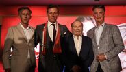Louis van Gaal (à direita) esteve presente e ouviu o discurso de Martim Mayer